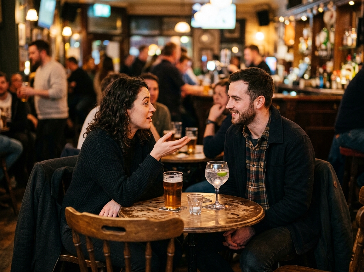 Paar im Gespräch bei einem ersten Date in einer belebten Bar