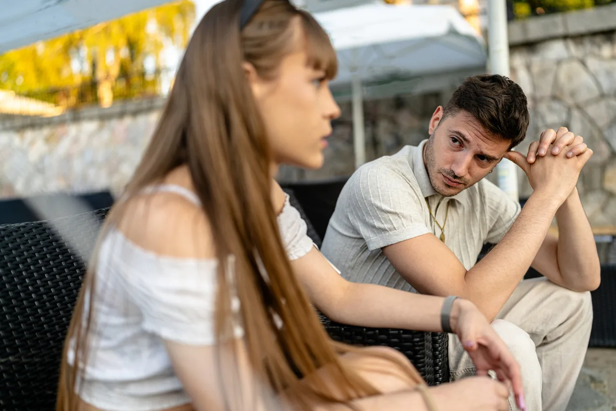 Zwei Menschen im aufmerksamen Gespräch am Café-Tisch — Symbolbild für echte Beziehungs-Aufmerksamkeit