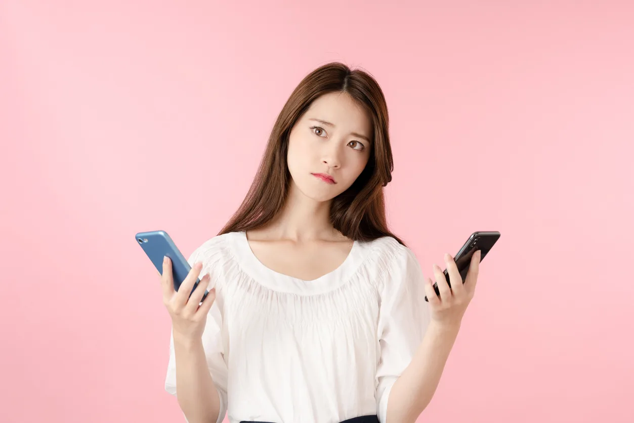 Zwei Smartphones nebeneinander mit Tinder- und Bumble-Interface — Symbolbild für den Premium-App-Vergleich